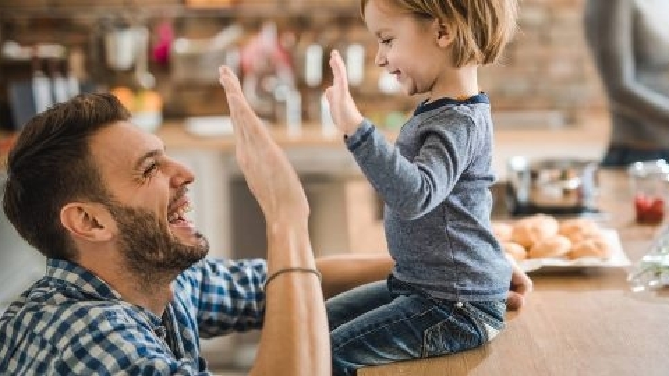 Como elogiar os filhos de maneira encorajadora e saudável?